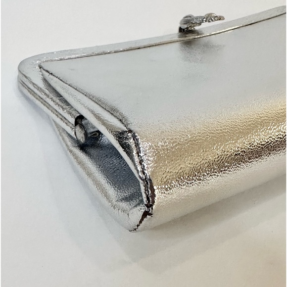🌟HP🌟VTG 1950s-60s Silver Vinyl Decorative Lift Clasp Evening Bag - Picture 13 of 14